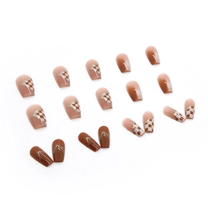 Faux ongles damier mocha avec lignes argentées et dégradé caramel de forme ballerine