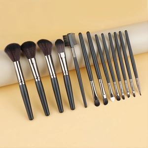 Détail du kit de 13 pinceaux de maquillage avec manches mats noirs et ferrures argent