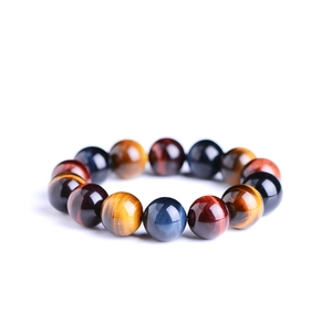 Natur-Tigeraugen-Perlenarmband mit glänzenden runden Perlen und goldenen Texturen