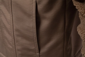 Dettaglio del tessuto twill marrone con calda fodera in pile e robuste doppie cuciture