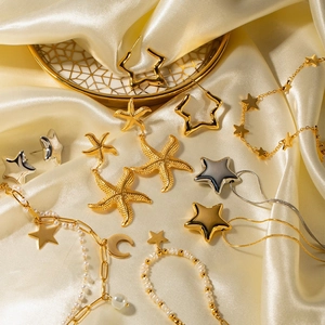 Ensemble chic de colliers étoiles plaqués or 18 carats et boucles d'oreilles perles