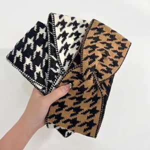 Trois bandeaux tricotés à motif pied-de-poule en noir, blanc et kaki pour l'hiver