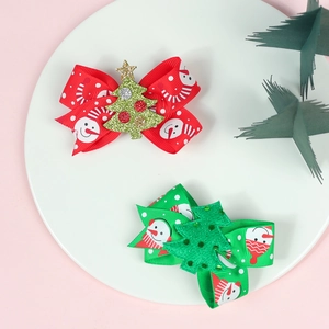 Détail de nœuds de Noël rouges et verts avec motifs de bonhomme de neige et sapins