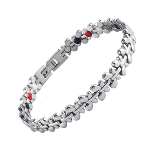 Magnetarmband aus Titan mit Blumenliedern und rot-schwarzen Punkten auf weißem Grund