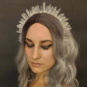 Modella con capelli argentei che indossa una corona di cristallo naturale per la sposa