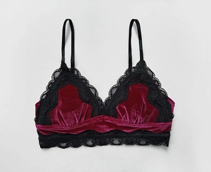 Vue détaillée du soutien-gorge en velours bordeaux avec bordure en dentelle noire