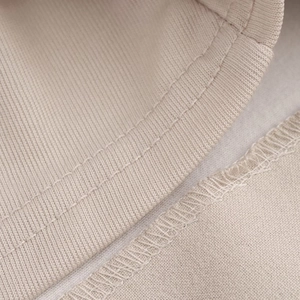 Vista macro del tessuto a coste beige e della qualità delle cuciture a doppio ago