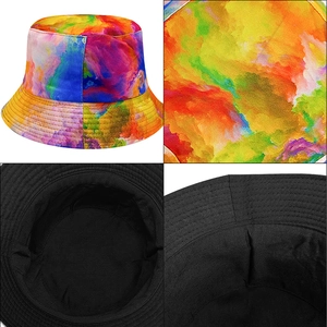 Dettaglio della stampa tie-dye colorata e cuciture interne del cappello a secchiello