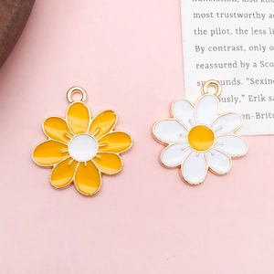 Cartoon daisy enamel flower pendants in yellow and white with gold metal plating