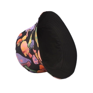 Dettaglio della trama del tessuto e motivo a funghi colorati sul cappello bob