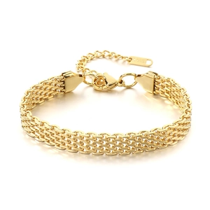 Bracelet à mailles multicouches en acier inoxydable doré brillant sous un angle de 45 degrés