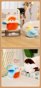 Détails de quatre breloques oiseaux en peluche douce sur un bureau en bois naturel