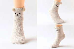 Détail de chaussettes en molleton corail doux avec oreilles d'ours 3D et broderie ours