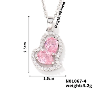 Dettaglio pendente cuore rosa con misure 2,5x1,5cm e lunghezza catena di 40+5cm