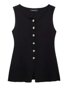 Détail du haut en tricot sans manches noir avec six boutons métalliques dorés décoratifs