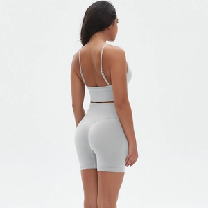 Detail der hellgrauen High-Waist Yoga-Shorts mit Push-up-Naht und Racerback Sport-Bra