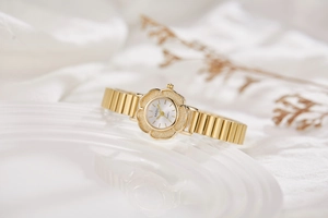 Vue détaillée d'une montre fleur dorée vintage avec boîtier texturé scintillant