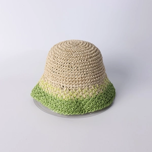 Dettaglio del cappello a secchiello all'uncinetto con design sfumato beige e verde