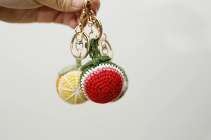 Handgehäkelte Frucht-Schlüsselanhänger mit Wassermelone und Orange und goldenem Ring