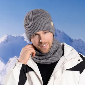 Set berretto in maglia e scaldacollo da uomo con fodera in pile spesso in grigio scuro