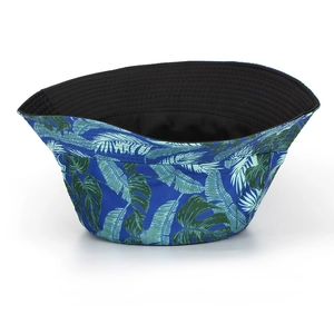 Chapeau bob d'extérieur bleu avec imprimés de feuilles tropicales et protection solaire