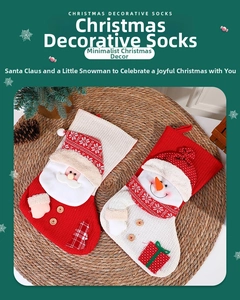 Detailansicht gestrickter Nikolausstiefel mit Weihnachtsmann und Schneemann Motiven und Holzknopf