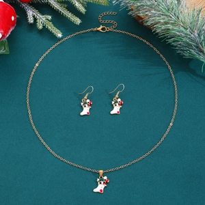 Detailaufnahme eines Weihnachtssocken-Anhänger-Halsketten- und Ohrring-Sets