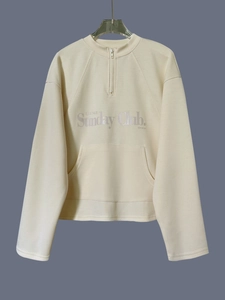 Felpa color crema con mezza zip, stampa Sunday Club e tasca a marsupio anteriore