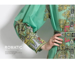Détail de la robe bohème vert menthe avec motifs rétro et poignets élastiques ajustés