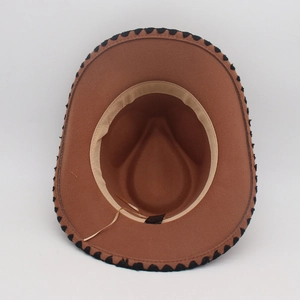 Dettaglio del cappello in feltro marrone con bordo a onde nero e fascia tergisudore