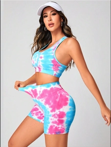 Détail d'un ensemble de yoga tie-dye extensible avec taille côtelée et coupe souple