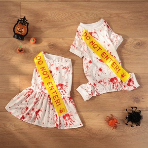 Détail de tenues d'Halloween pour chiens avec taches de sang et ruban de signalisation