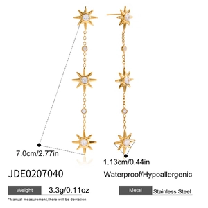 Dettaglio di orecchini a nappa in oro 18K con stelle di zircone e specifiche