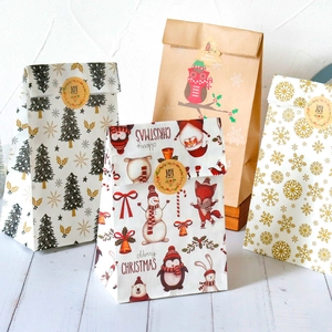 Set of 4 Christmas kraft paper gift bags with tree and Santa patterns and seal stickers