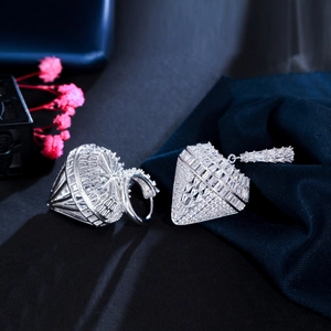 Dettaglio di un set di gioielli geometrici in argento con pavé di zirconi su velluto