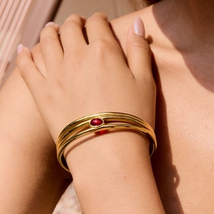 Bracciale a tre strati in acciaio dorato con pietra naturale rossa ovale da donna