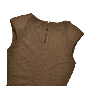 Détail du dos d'une robe bronze sans manches avec tissu texturé et fermeture éclair