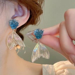 Boucles d'oreilles pendantes fleurs bleues en acrylique et queue de poisson irisée