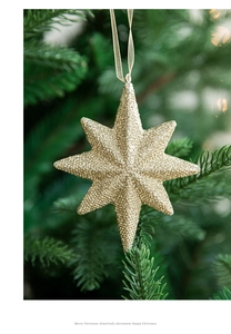 Étoile de Noël dorée scintillante suspendue à une branche de sapin avec paillettes fines
