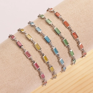 Détail de bracelets colorés en zircon rectangulaire sur un présentoir de luxe