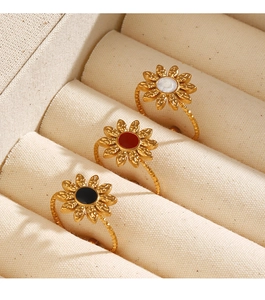 Dettaglio degli anelli a girasole placcati oro 18K con centri nero rosso e bianco