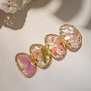 Exquisite gold-framed hair clip with pink dried flowers and clear resin crystals