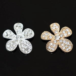 Charmantes fleurs à cinq pétales en strass avec bases métalliques dorées et argentées