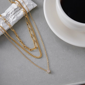 Collier à trois rangs en acier au titane doré avec pendentif zircon et chaîne trombone