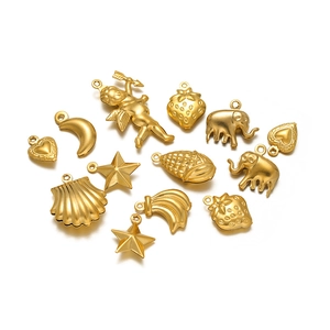 Vue détaillée de pendentifs dorés en forme de cœur et lune pour bijoux faits main