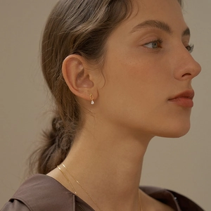 Elegant S925 silver pear-shaped drop earrings with a golden link and clear teardrop crystal