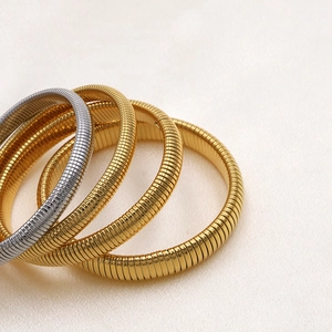 Eleganti bracciali rigidi con trama a serpente in finitura oro e argento