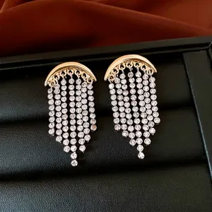 Boucles d'oreilles lune à pampilles en argent et diamants sur boîte en cuir noir