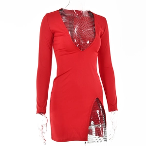 Detail des roten Minikleides mit V-Ausschnitt und schwarzen Mesh-Einsätzen mit Glitzersteinen