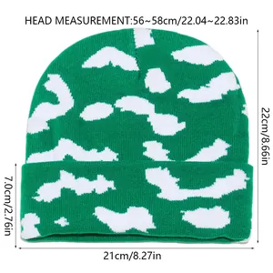 Größentabelle mit Maßen der grün-weiß gemusterten Strickmütze für Damen im Detail